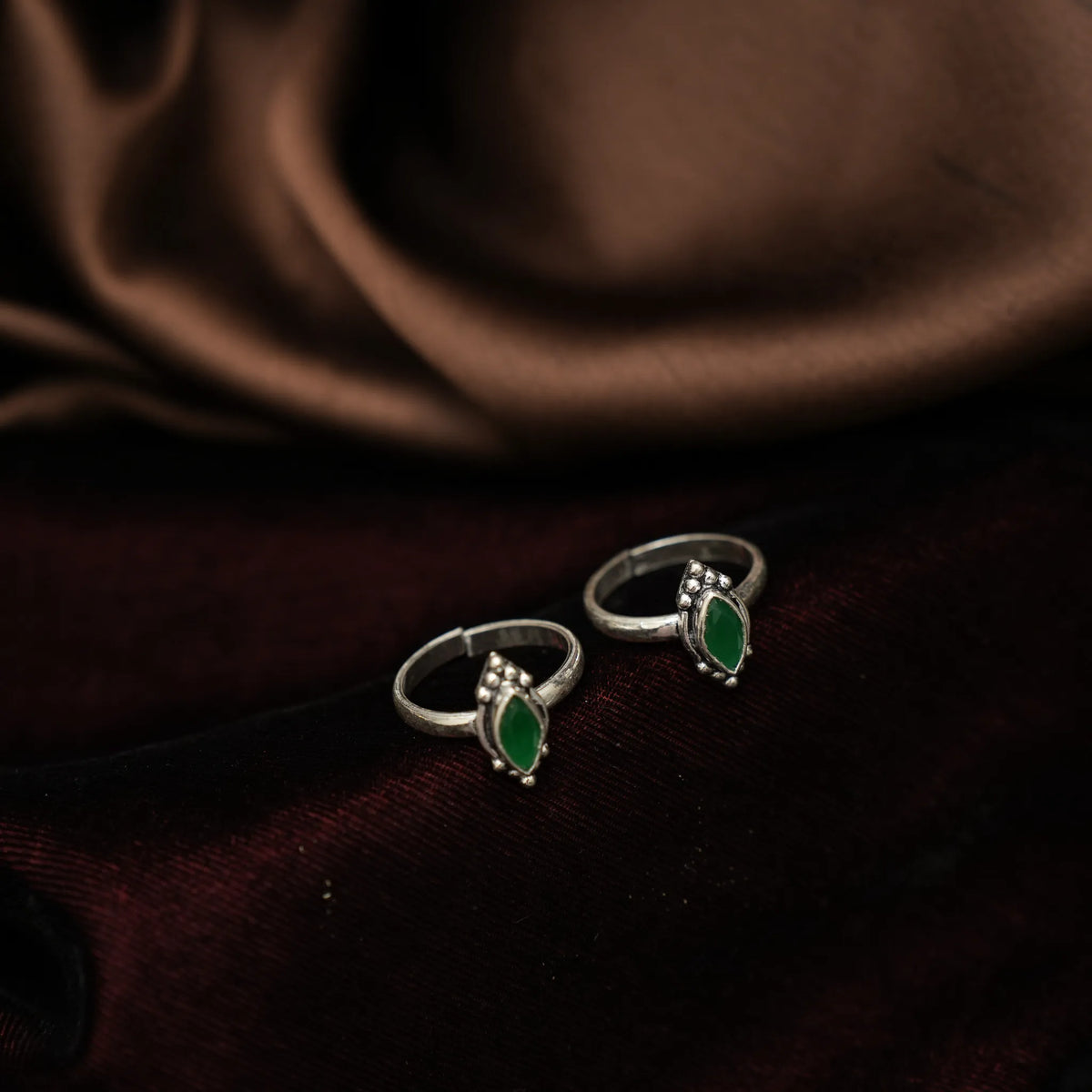 Aaratrika Silver Toe Ring - Green
