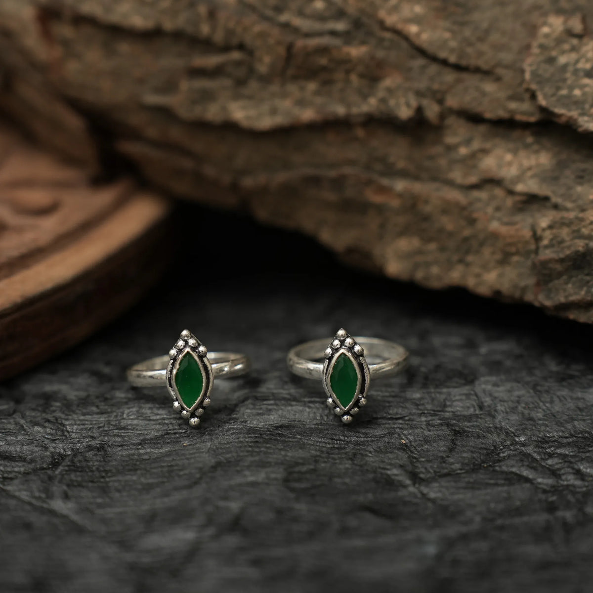 Aaratrika Silver Toe Ring - Green
