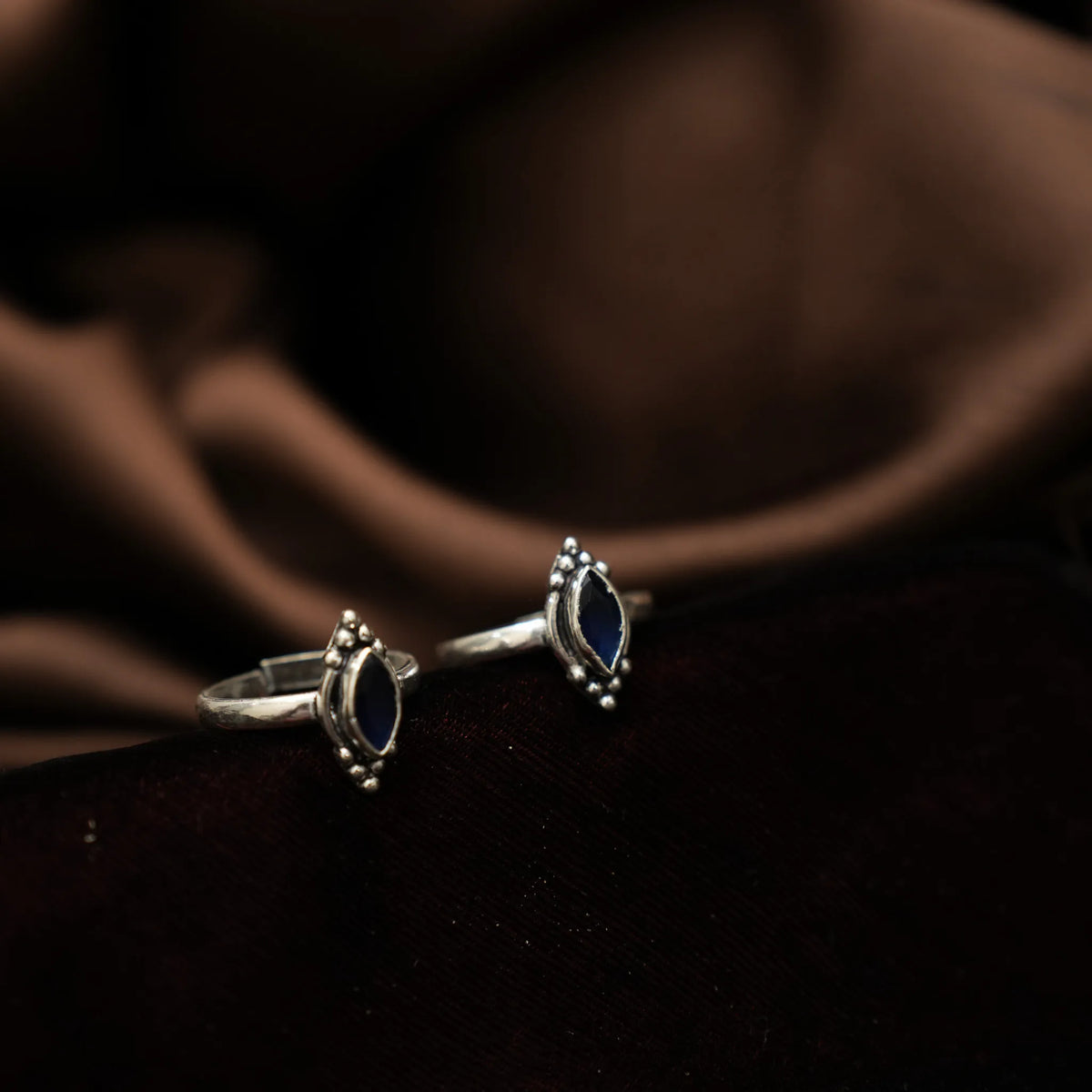 Aaratrika Silver Toe Ring - Blue