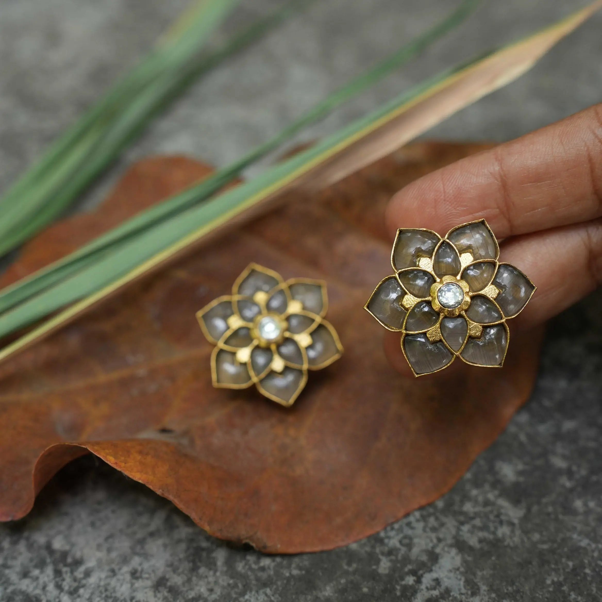 Akruti Polki Ear Stud -Grey