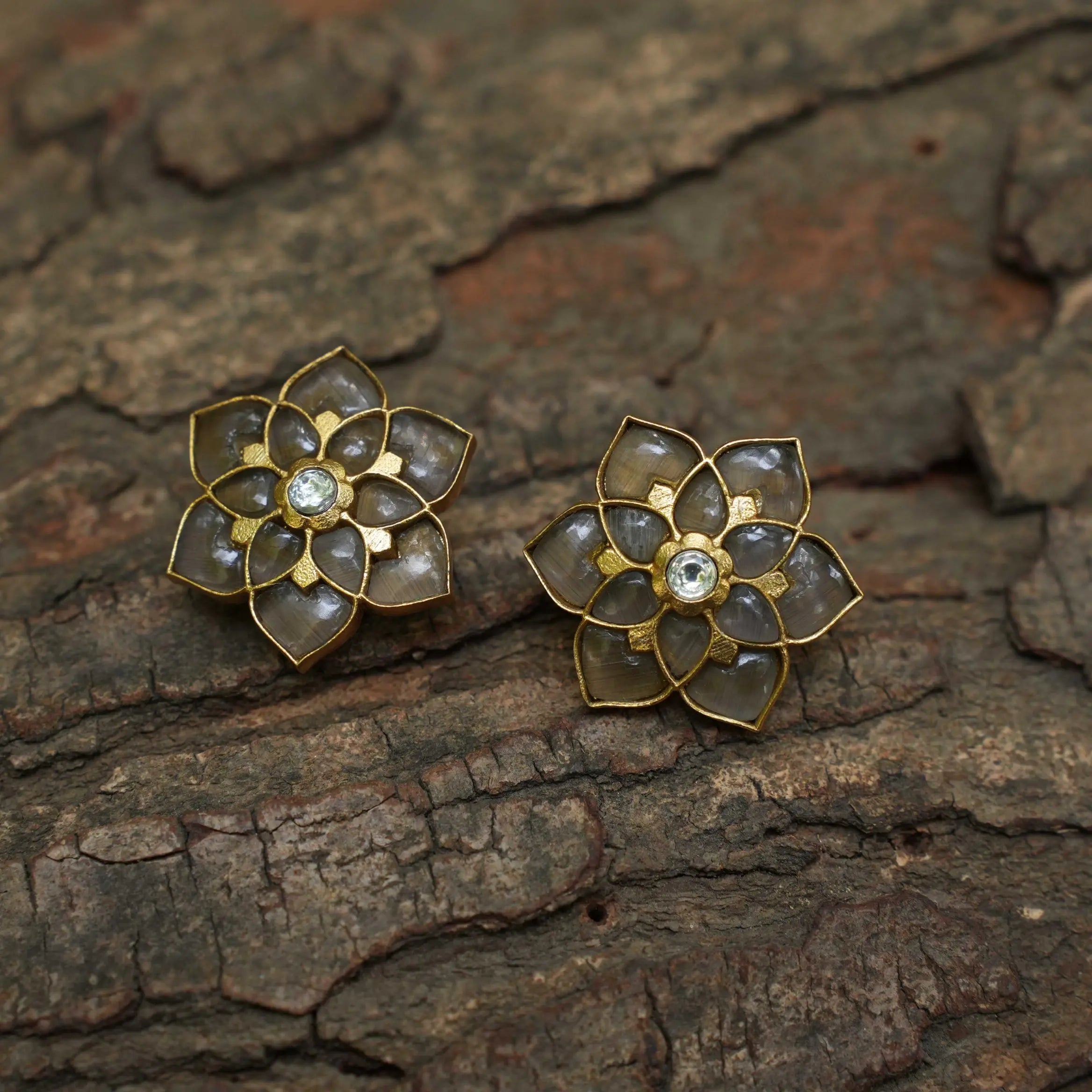 Akruti Polki Ear Stud -Grey