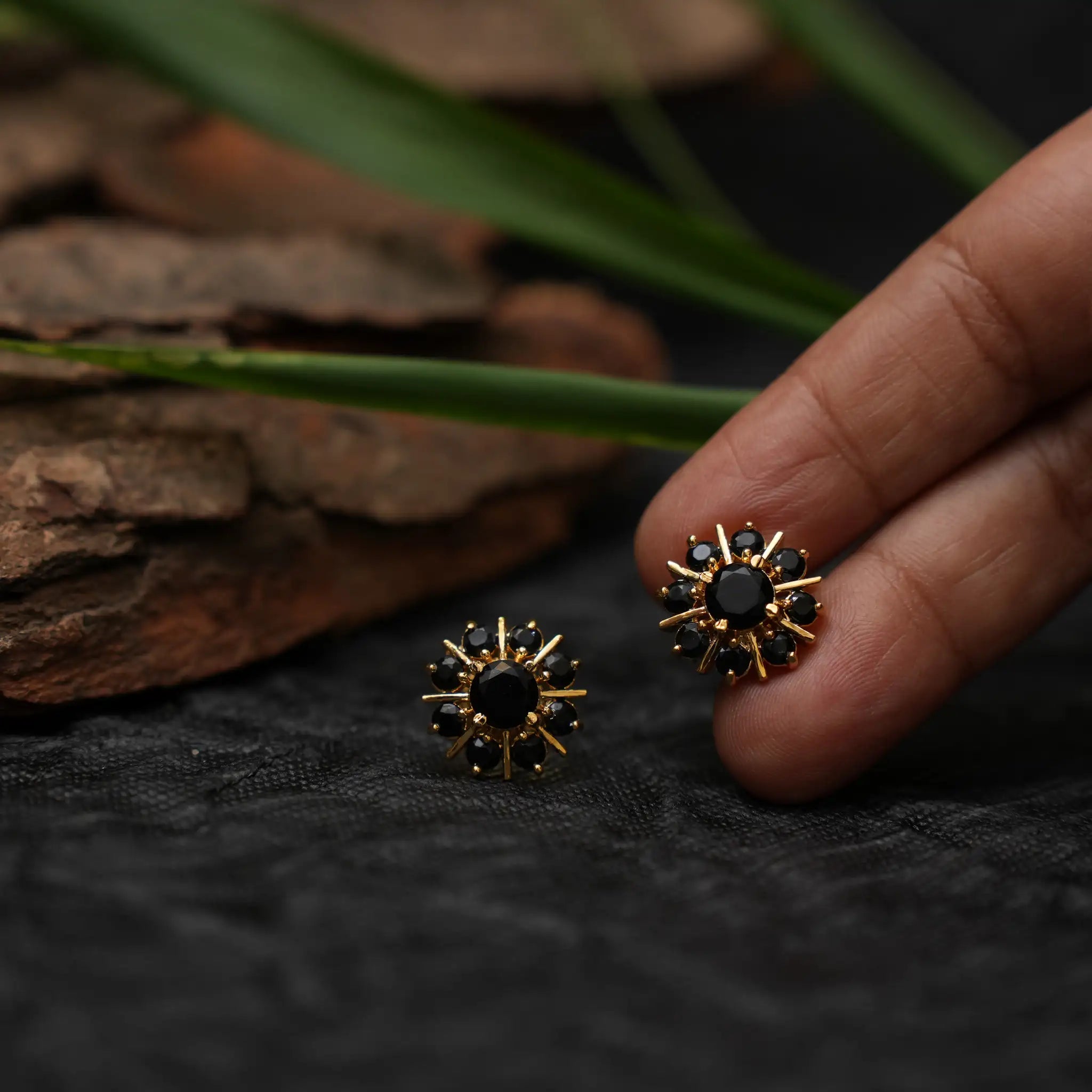 Alix Antique Ear Stud - Black