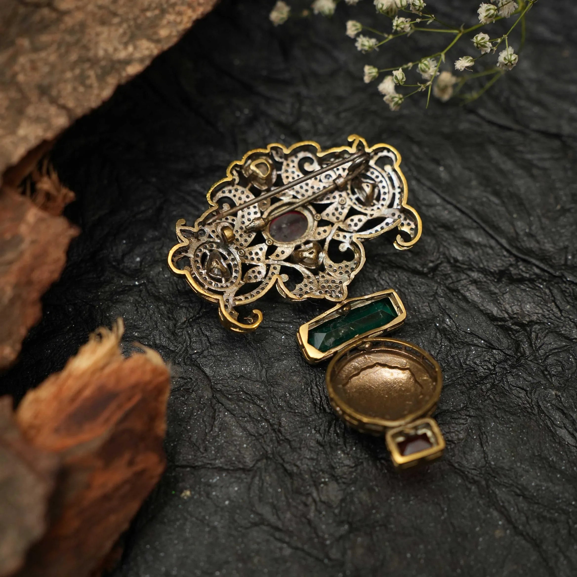 Janvi Saree Pin / Brooch - Red & Green