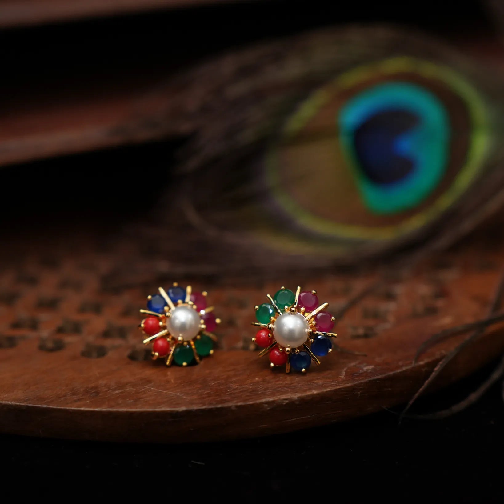Pari Antique Ear Stud - Multicolor