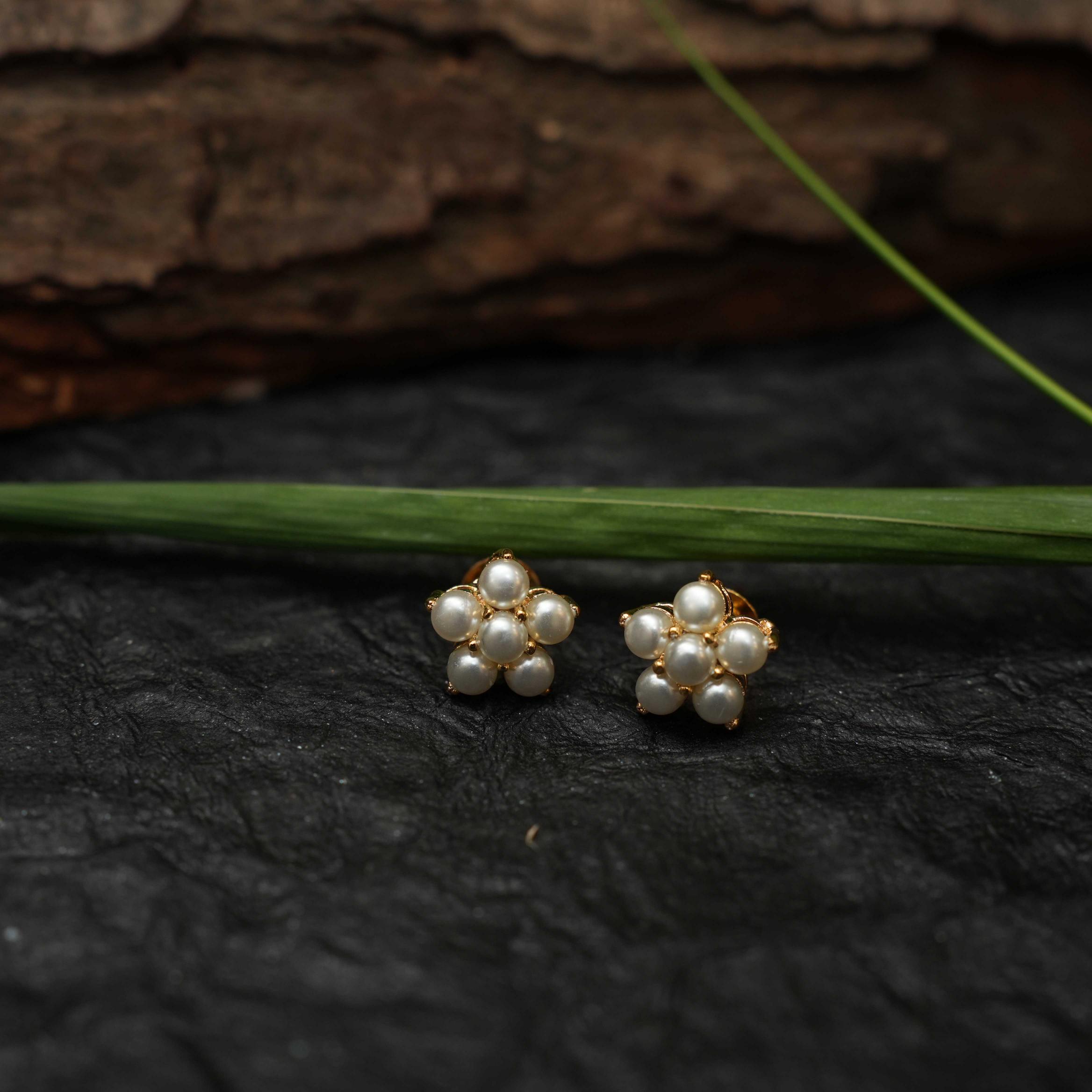 Pari Antique Ear Stud - Pearl