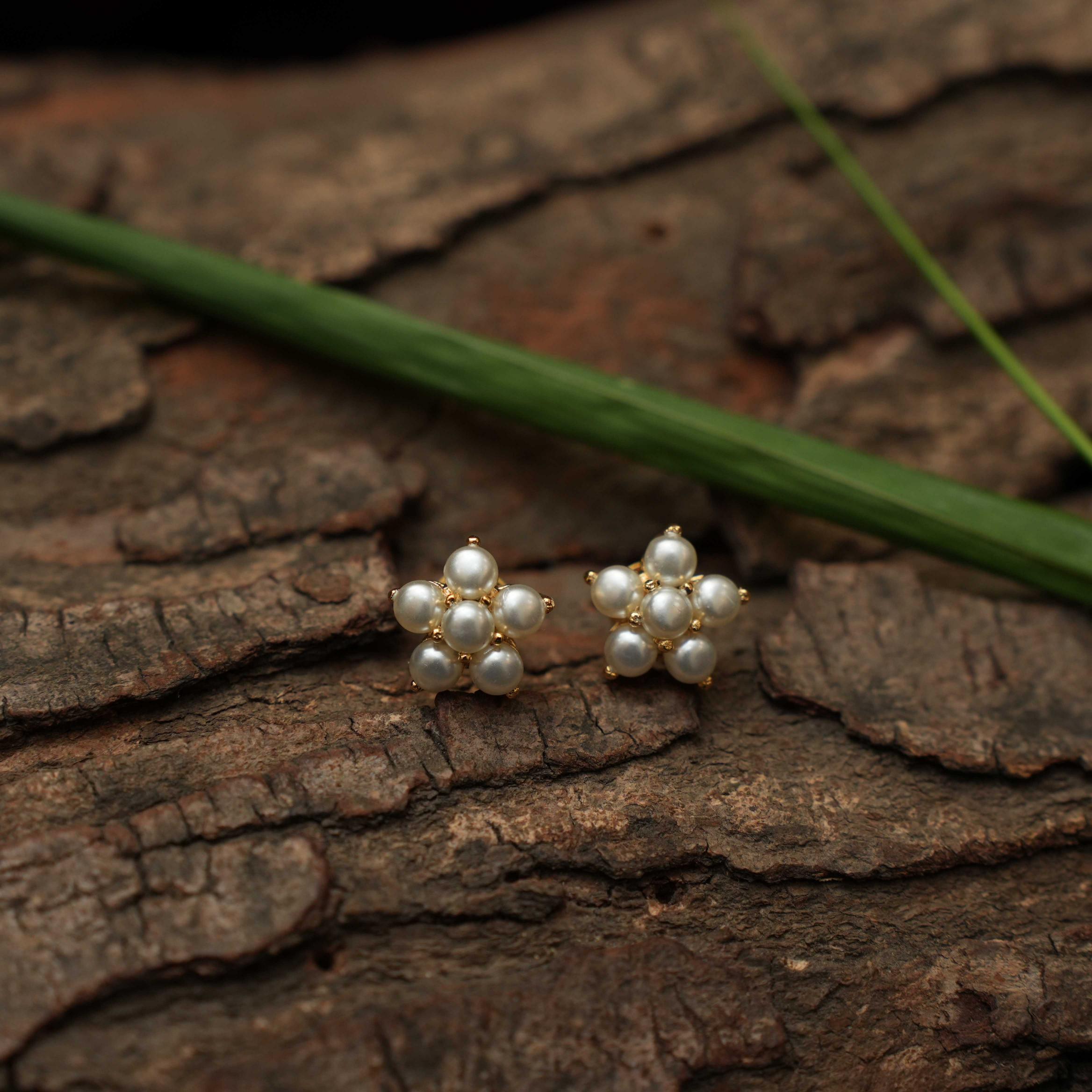 Pari Antique Ear Stud - Pearl