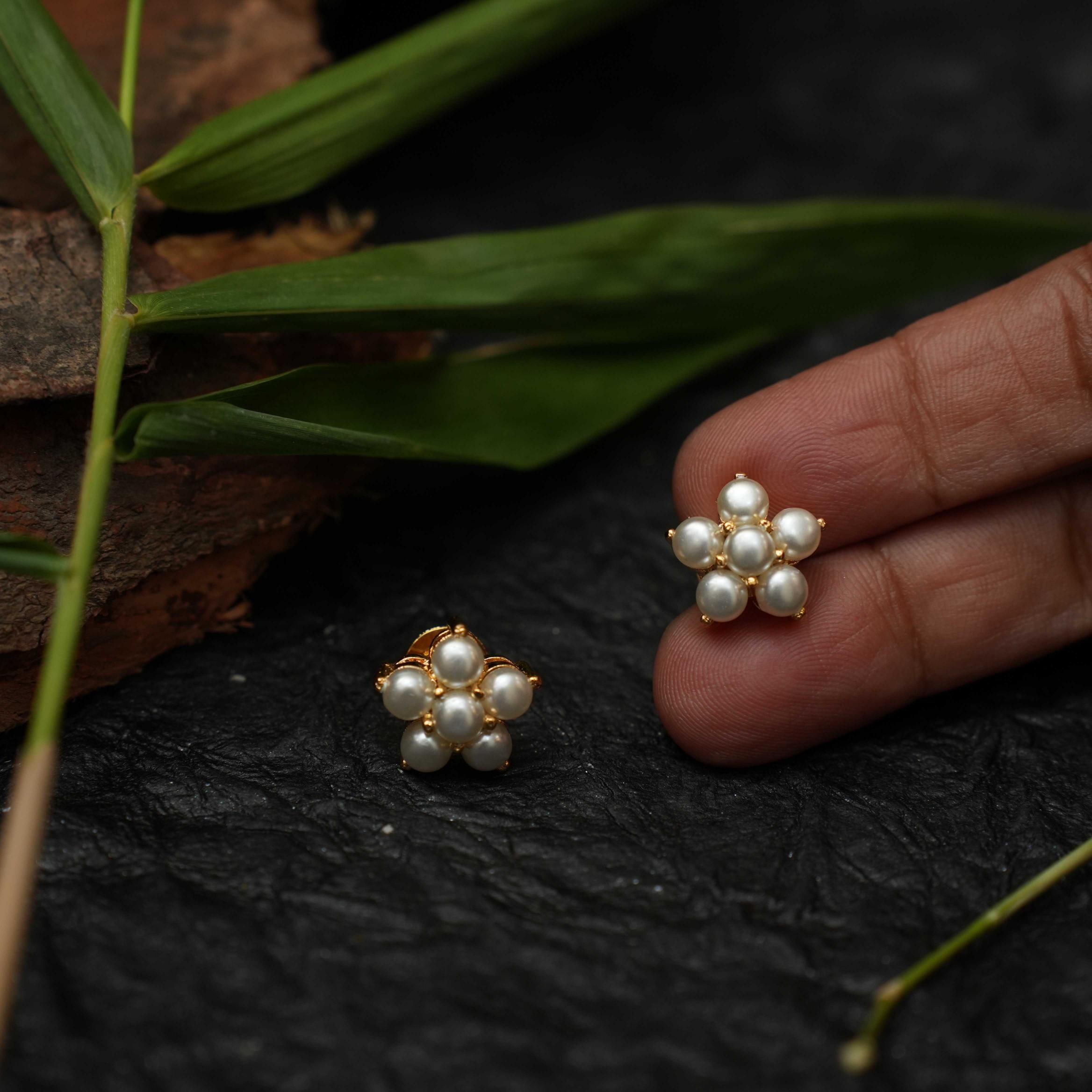 Pari Antique Ear Stud - Pearl