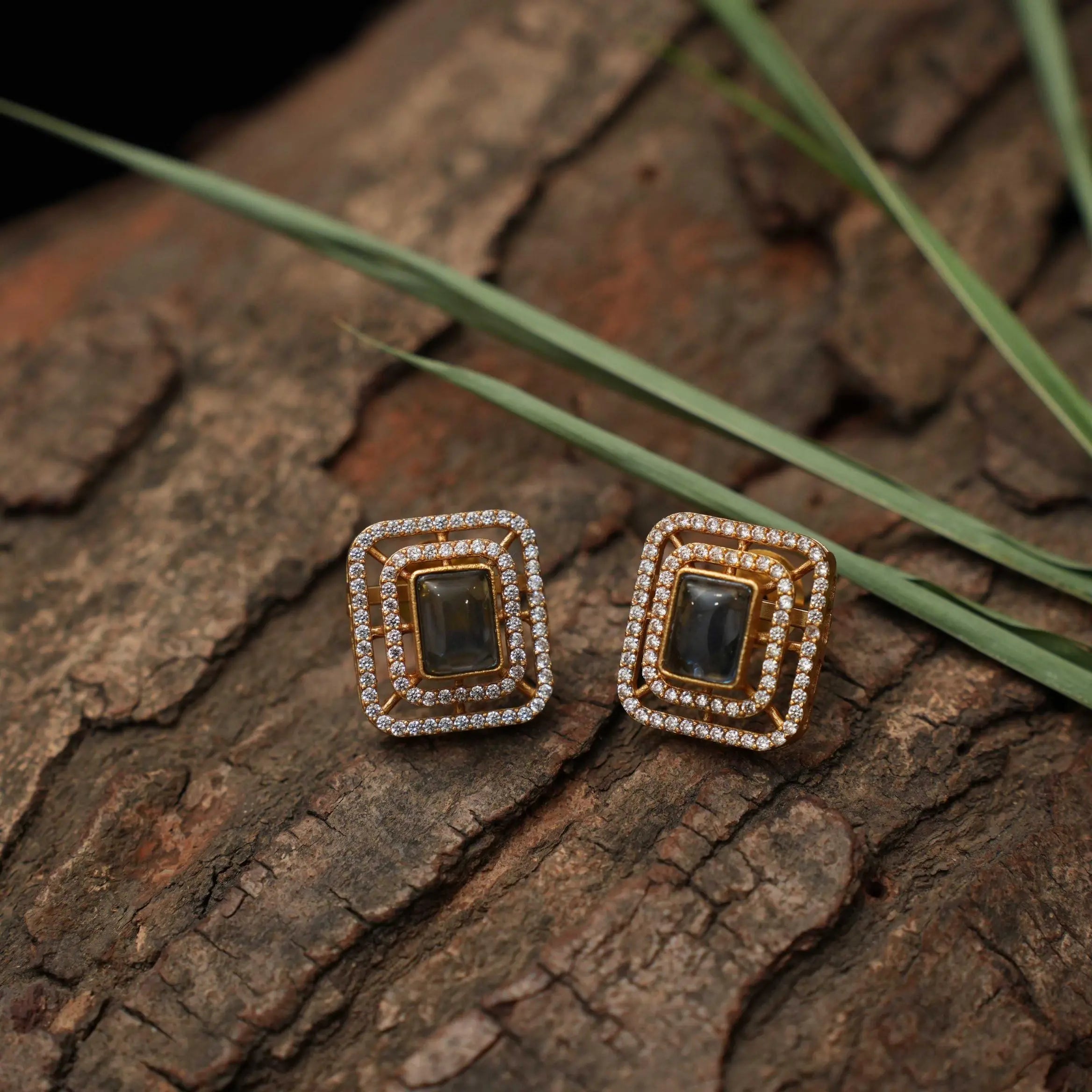 Paru Zircon Ear Stud - Lilac