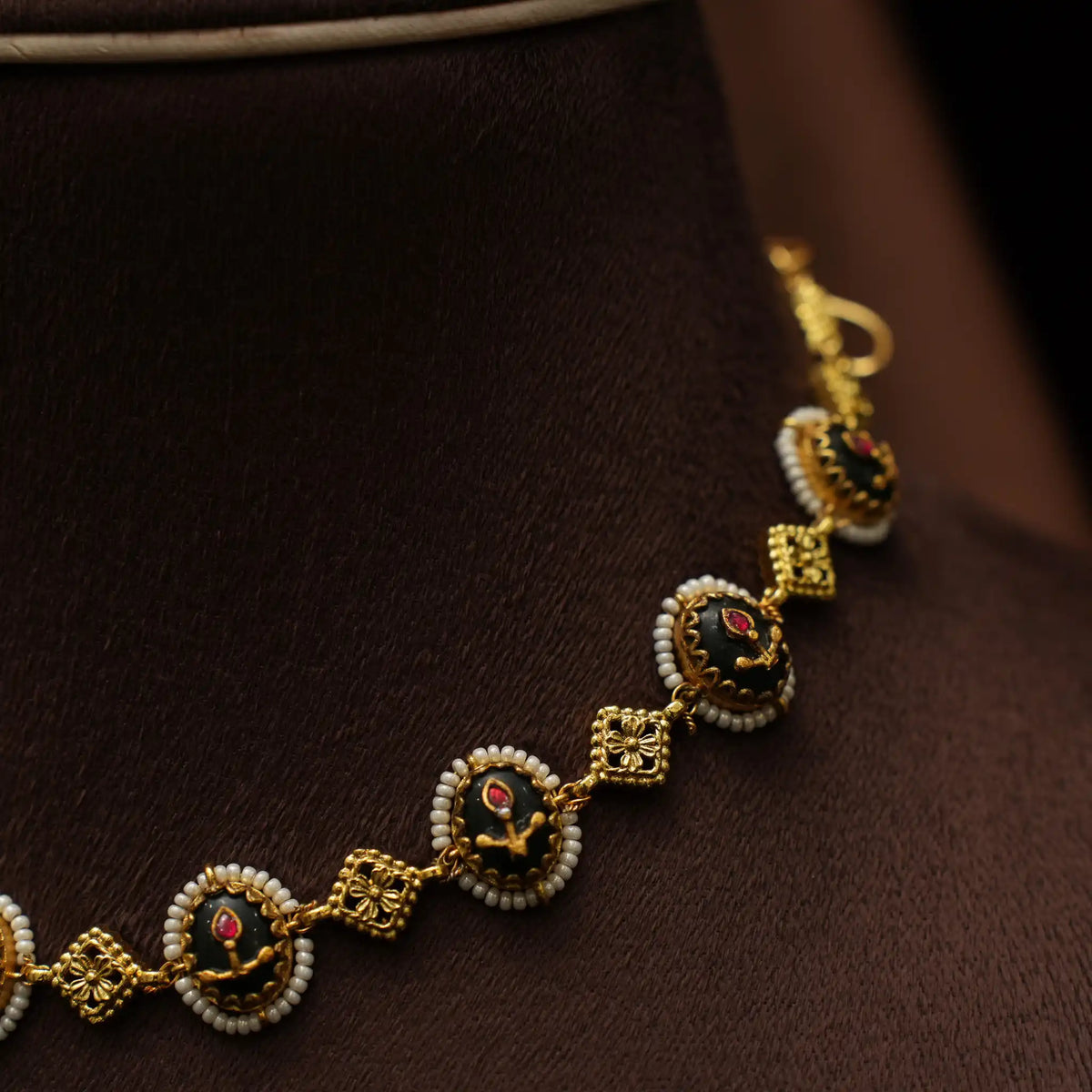 Apeshka Polki Choker - Fanitha