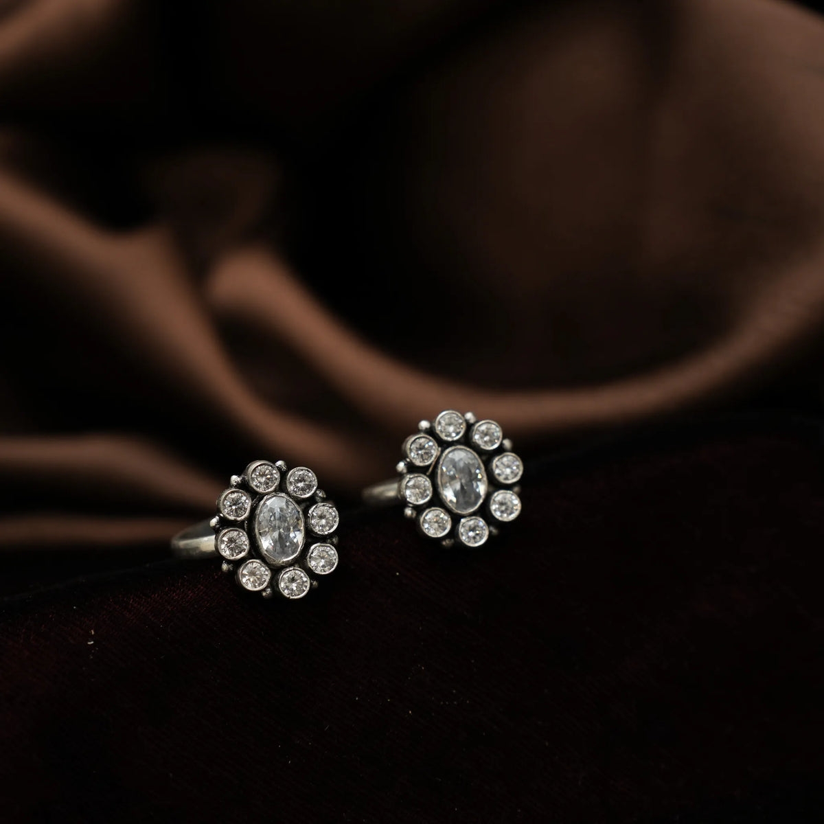 Vasundhara Silver Toe Ring - White