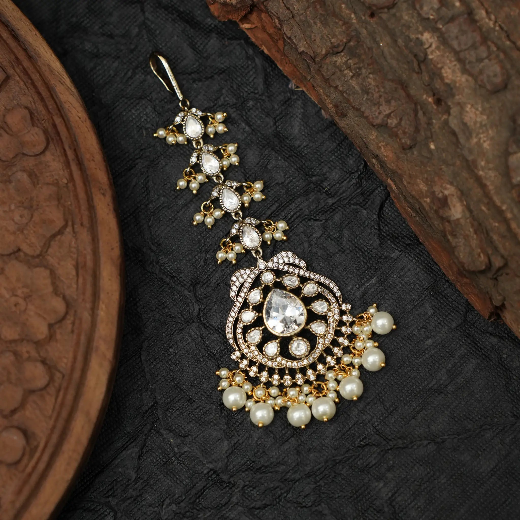 Sastika Victorian Tikka - White