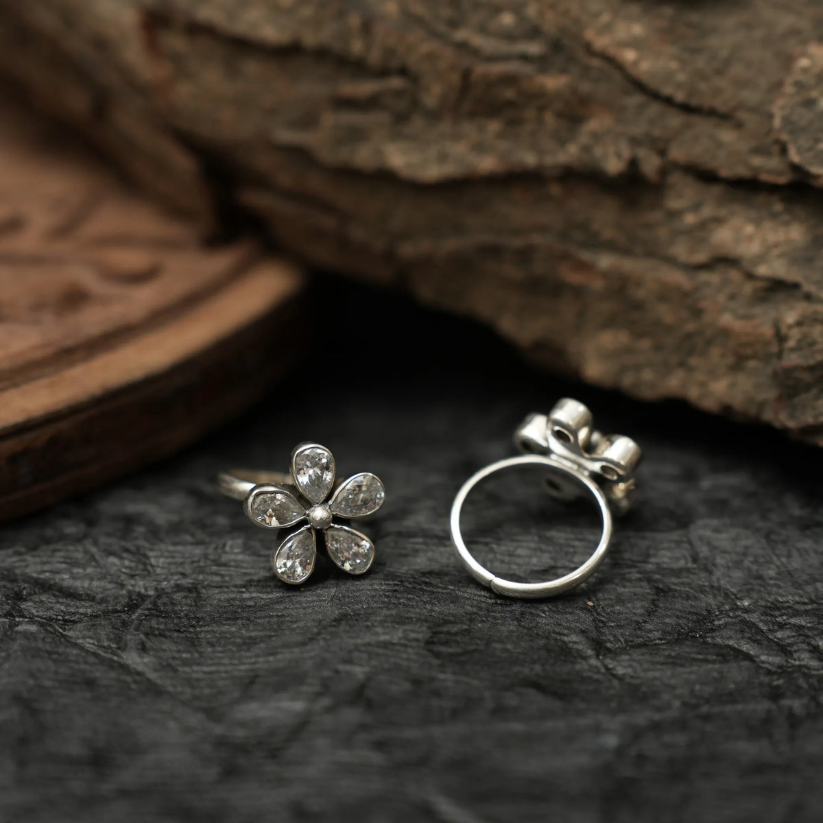 Zavya Silver Toe Ring - White
