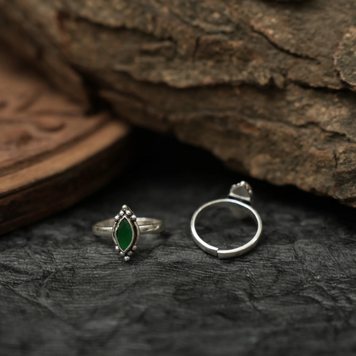 Aaratrika Silver Toe Ring - Green