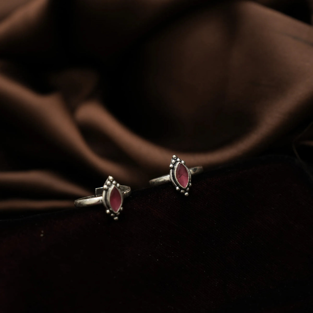 Aaratrika Silver Toe Ring - Reddish Pink