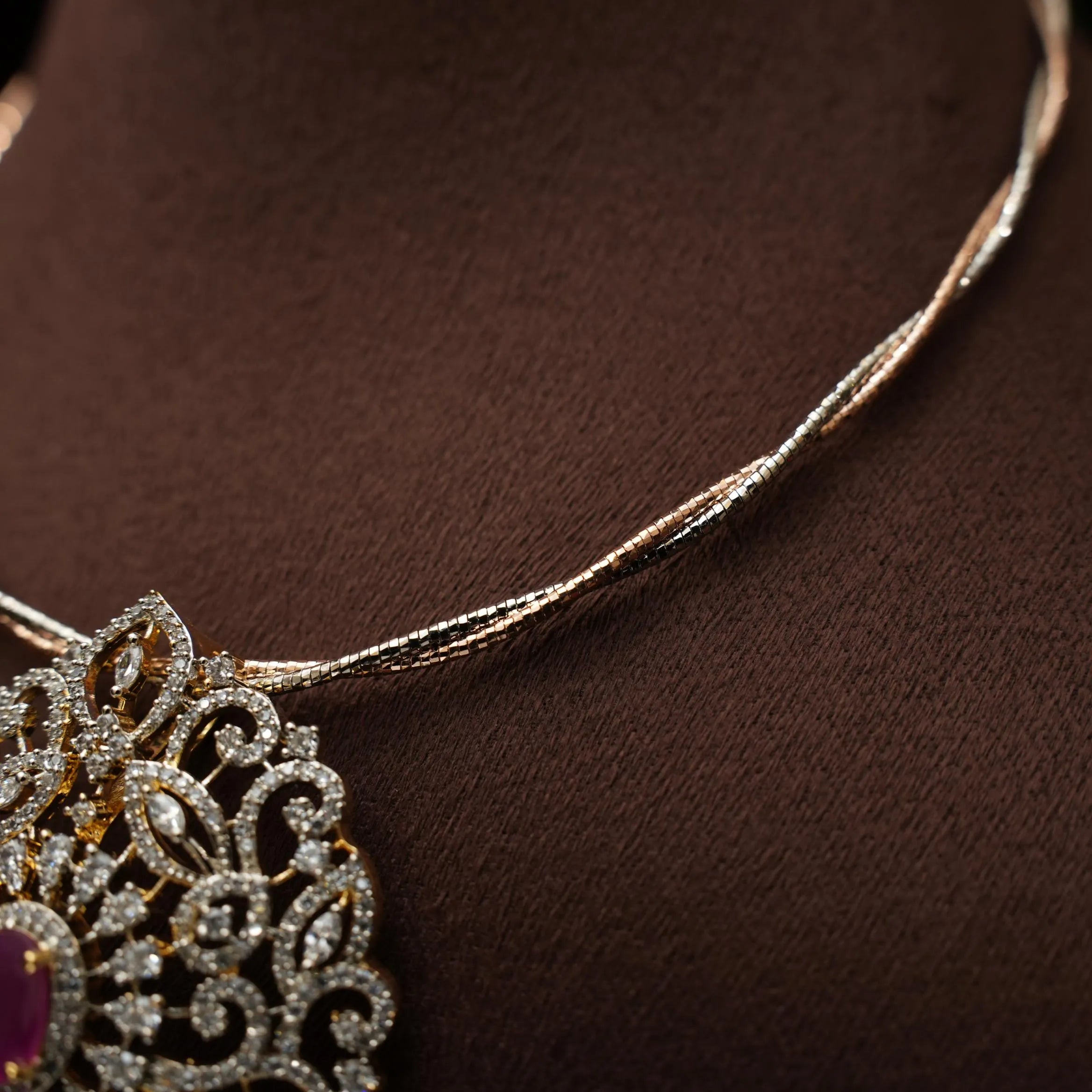 Arnaz Zircon Hasli Necklace - Reddish Pink