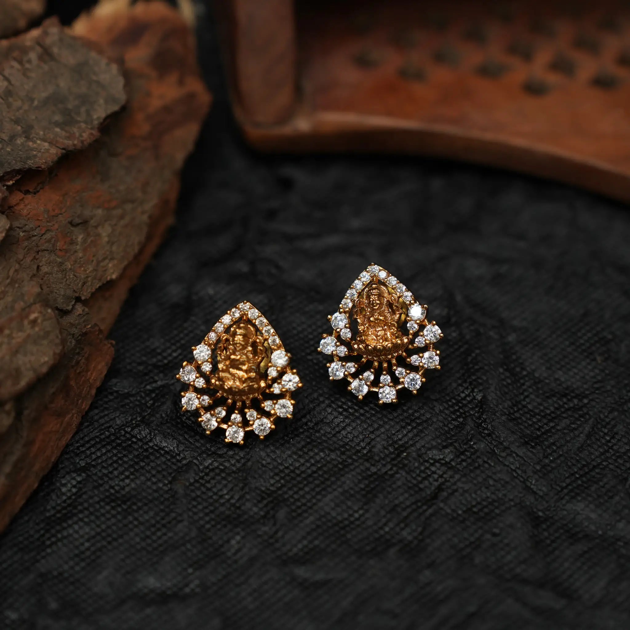 Jakshani Zircon Ear Stud - White