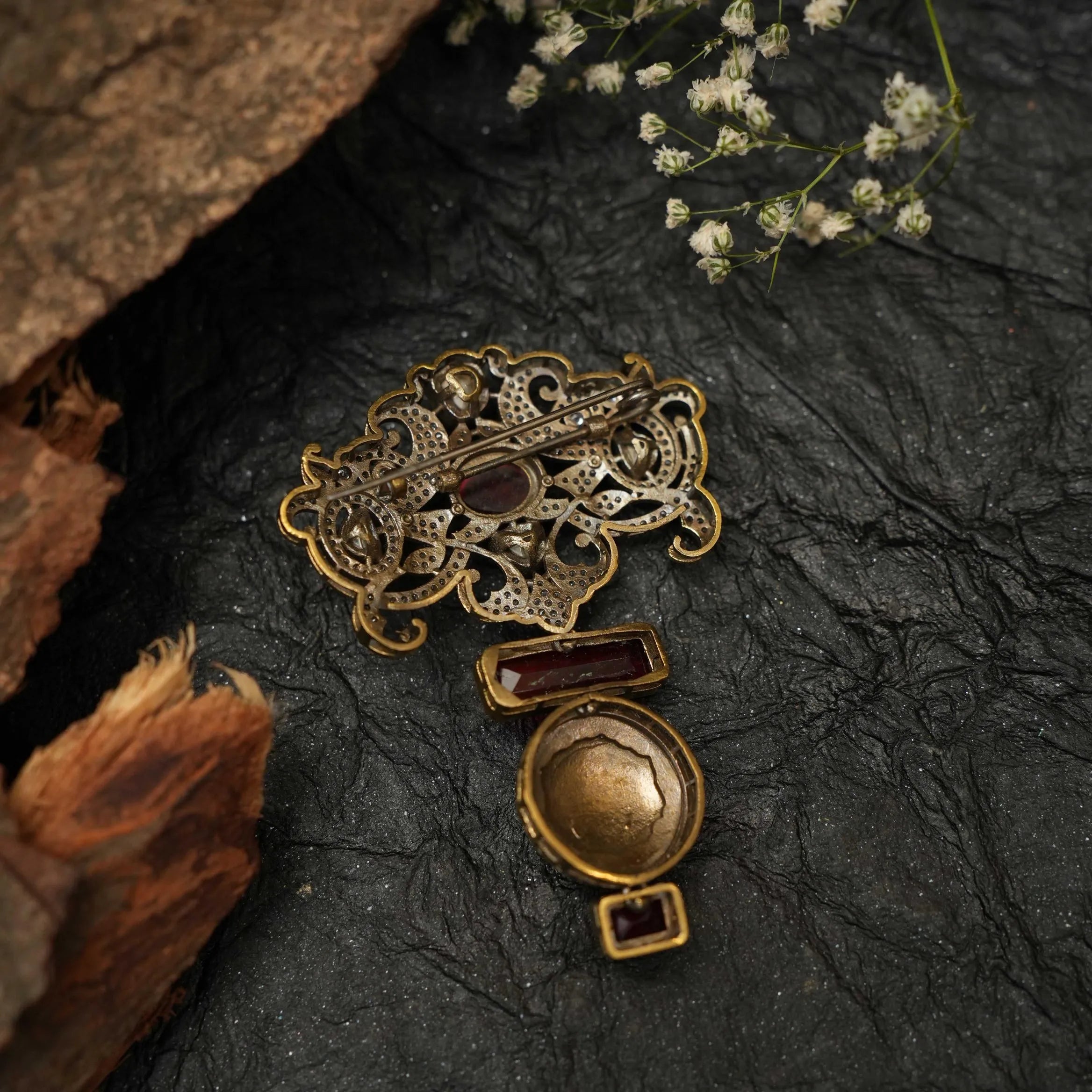 Janvi Saree Pin / Brooch - Red