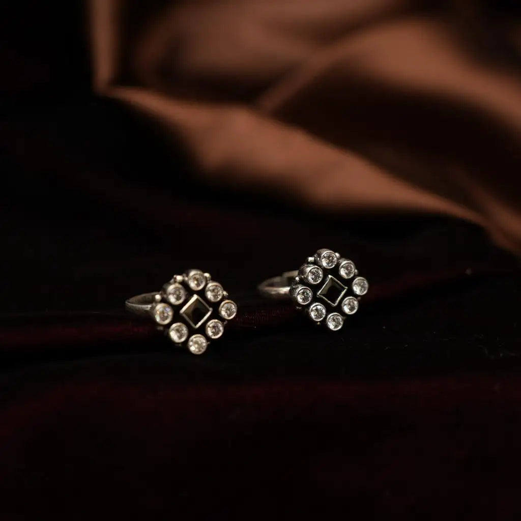 Madhari Silver Toe Ring - Black