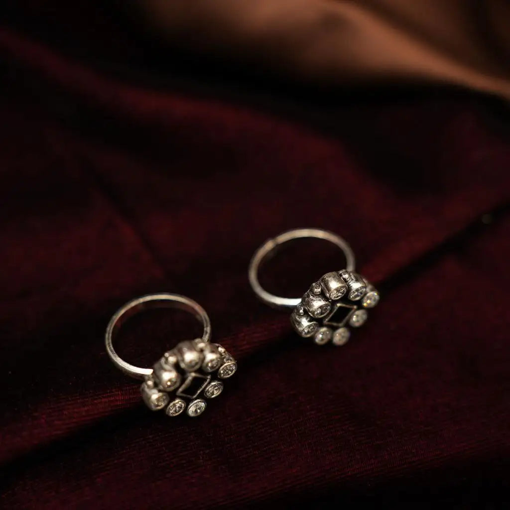 Madhari Silver Toe Ring - Black