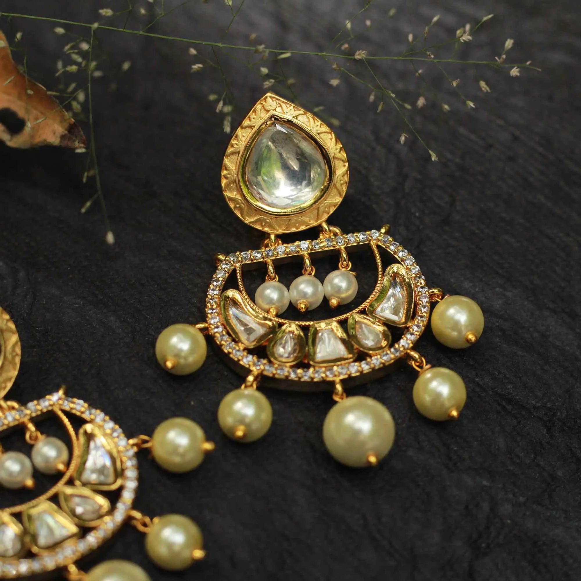 Chandbali Earrings Made With White Stones And Adorned With Pearls
