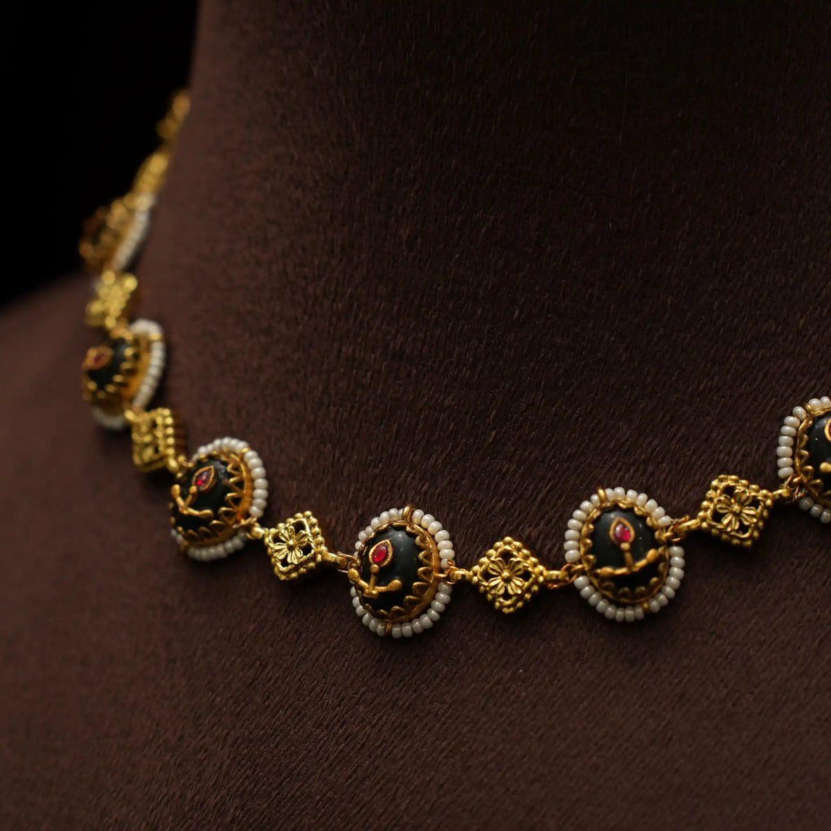 Apeshka Polki Choker - Fanitha