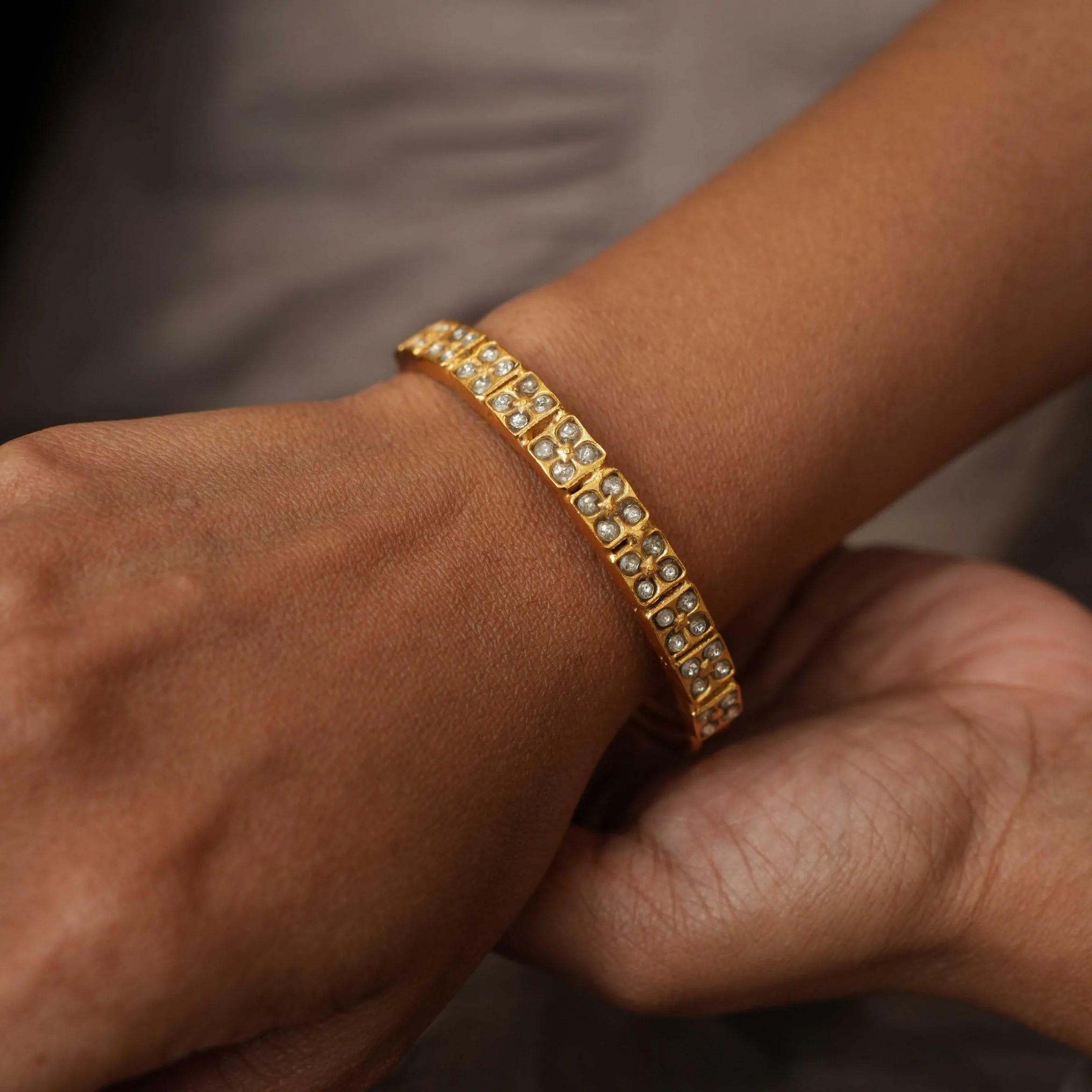 Vaidei Silver Bangle - White