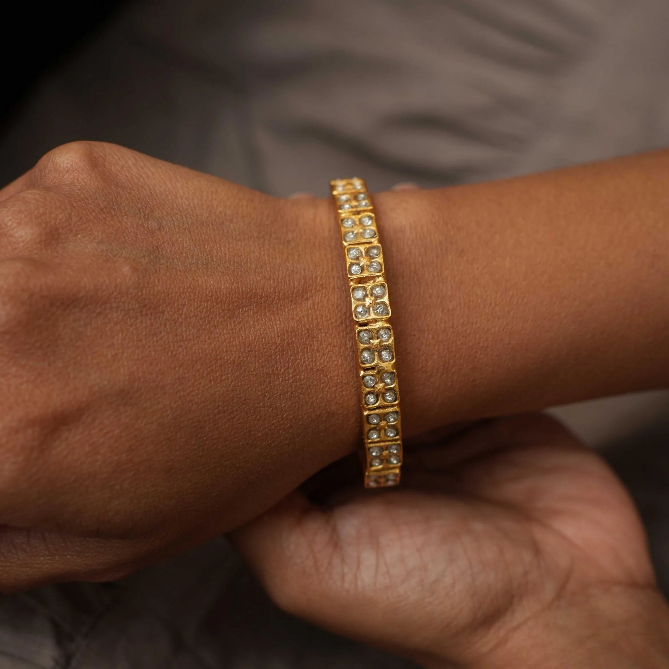Vaidei Silver Bangle - White