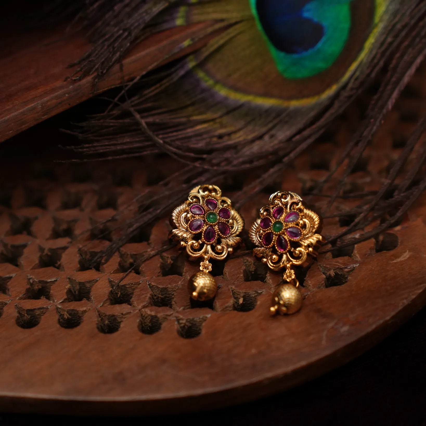 Veena Antique Ear Stud - Red & Green